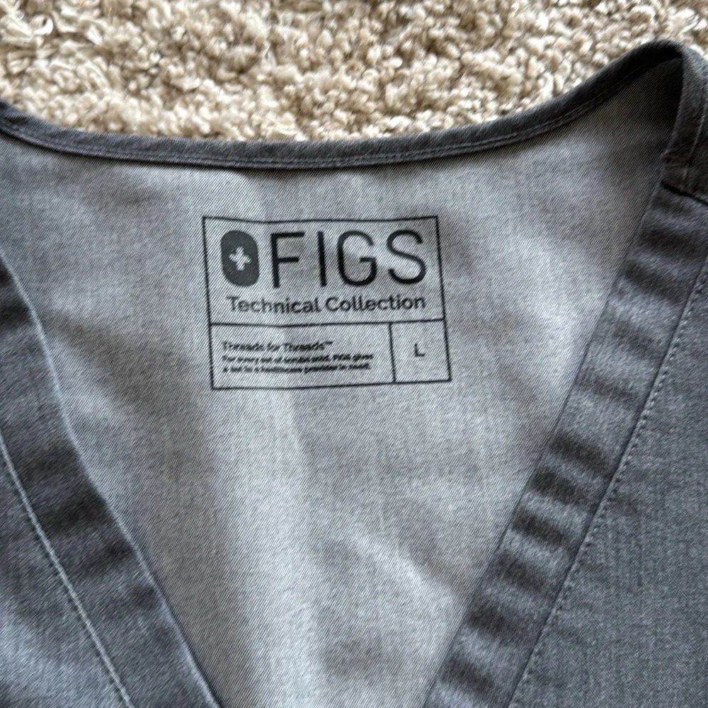🍍 FIGS Technical Collection Gray V Neck Short Sleeves 2 pocket Scrub Top W/ L🍍